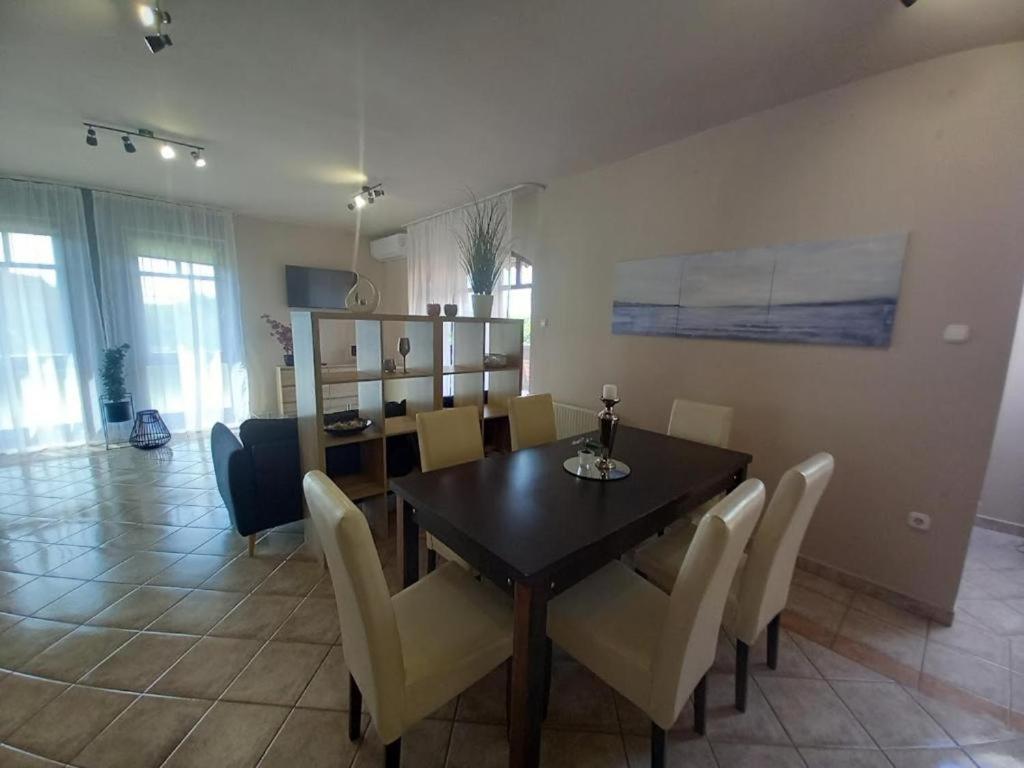 Lujza Apartman Goedoello Apartment Ngoại thất bức ảnh