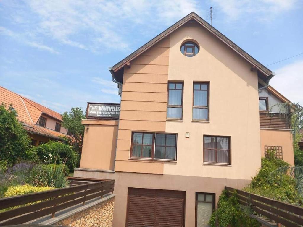 Lujza Apartman Goedoello Apartment Ngoại thất bức ảnh